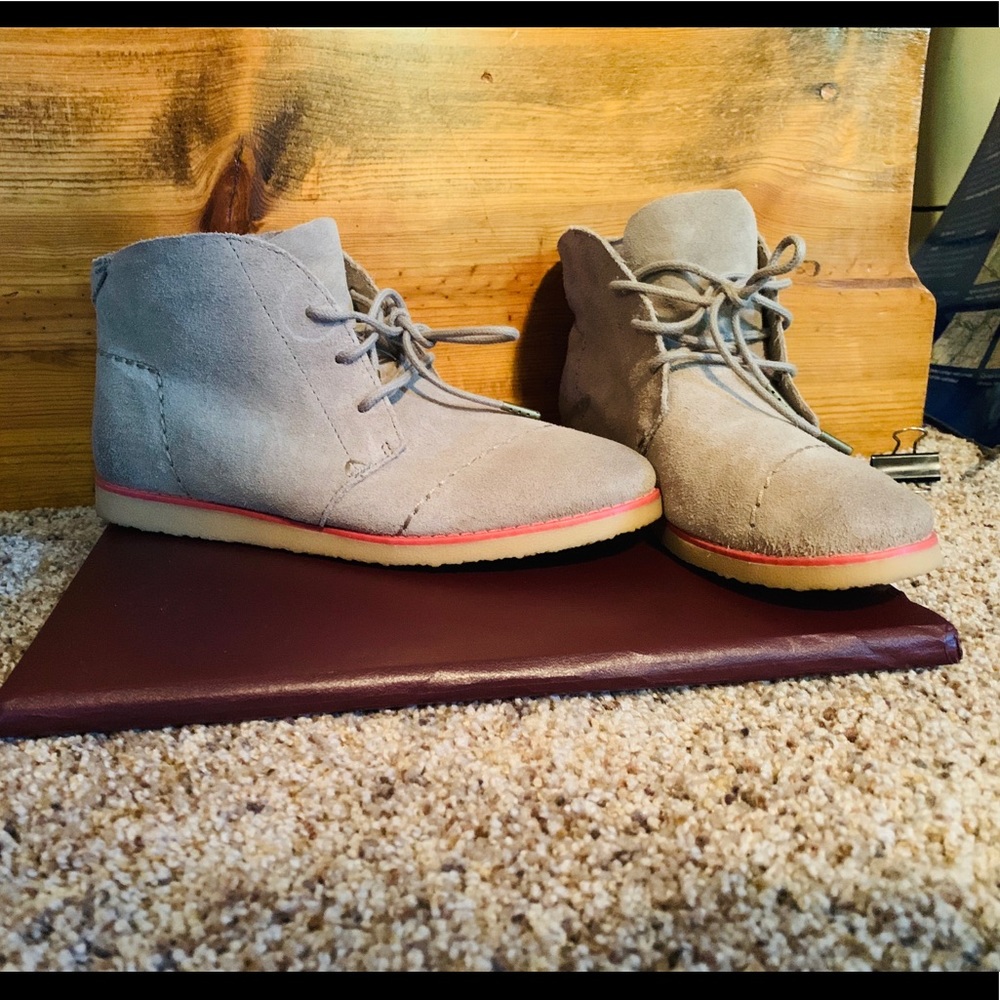 TOMS size 6 suede bootie taupe/grey color